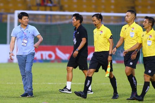 HLV Vũ Tiến Thành lao vào sân phản ứng trọng tài FIFA
