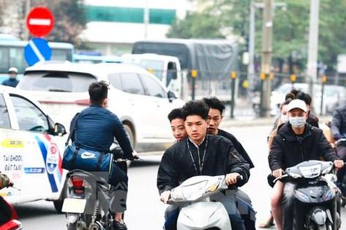 Nườm nượp xe ngang nhiên đi cắt mặt ngược chiều trên đường Giải Phóng