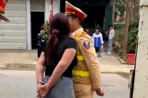 Tạm giữ hình sự người phụ nữ ở Thanh Hóa lăng mạ CSGT làm nhiệm vụ