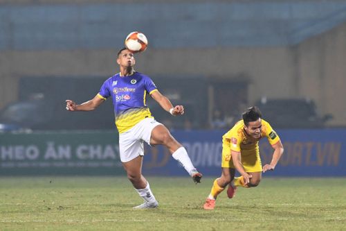 Hòa Thanh Hóa 0-0, Hà Nội FC có nguy cơ bị Nam Định vượt mặt