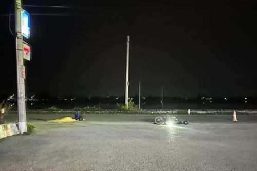 Quỳ thụp bên thi thể người đàn ông sau vụ tai nạn, tiếng gào khóc của người phụ nữ khiến ai cũng xót xa