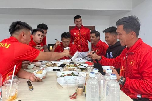 'VĐV triệu đô' Lý Hoàng Nam bỏ SEA Games 32 và nỗi buồn bữa cơm hộp