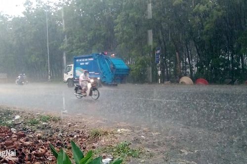 Mưa 'vàng' xuất hiện ở huyện Thống Nhất