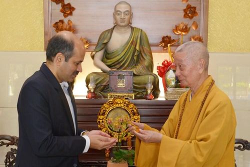 Đức Pháp chủ GHPGVN tiếp tân Đại sứ đặc mệnh toàn quyền Ấn Độ tại Việt Nam Sandeep Arya