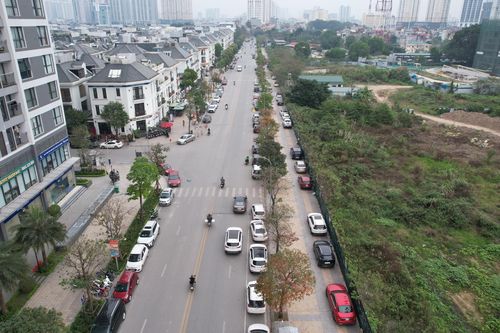 Hà Nội: Đoàn xe ô tô Honda lấy vỉa hè, lòng đường làm 'bến đỗ'