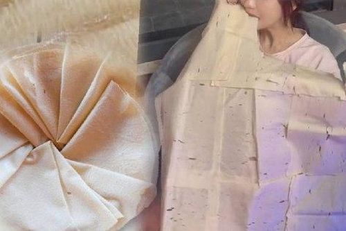 Thưởng thức món ăn vặt tuổi thơ nức tiếng một thời, cô gái lại bị dân tình tưởng nhầm là ăn… giấy