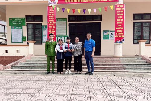 Tuyên dương 2 học sinh ở Quốc Oai nhặt được của rơi trả lại người mất