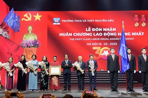 Trường Nguyễn Siêu đón Huân chương Lao động hạng Nhất nhân kỷ niệm năm thứ 30