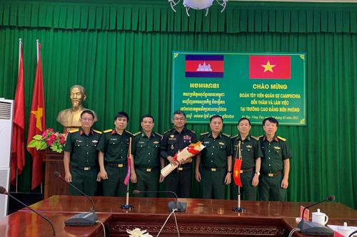 Phó tùy viên quân sự Campuchia thăm, làm việc tại Trường Cao đẳng Biên phòng