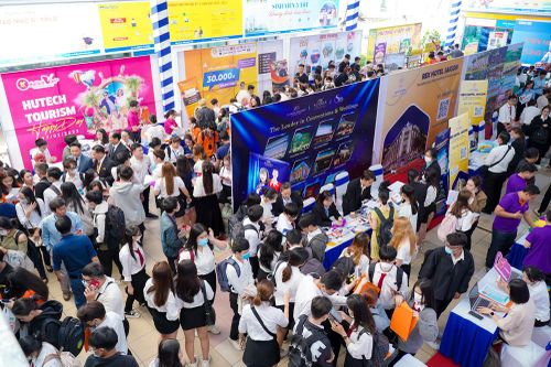 Hơn 30 doanh nghiệp tranh ứng viên tại ngày hội HUTECH Tourism Happy Day 2023