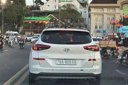 Phạt tài xế dùng băng dính sửa biển số xe để né tránh phạt nguội
