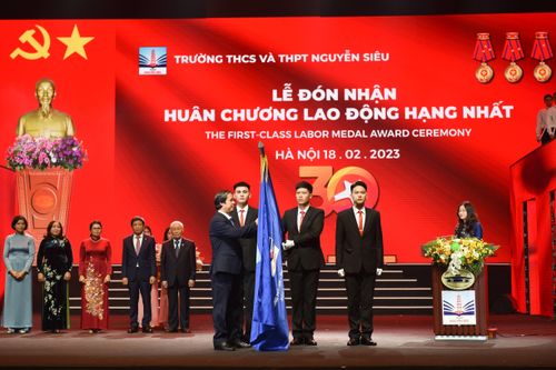 Trường Nguyễn Siêu nhận Huân chương lao động hạng nhất