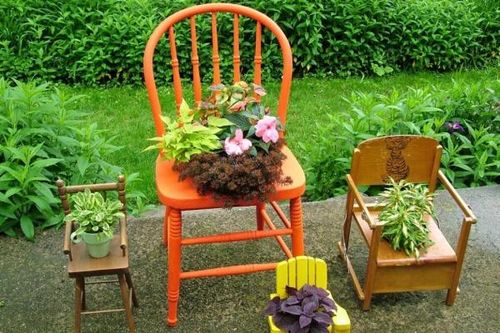 Cách tận dụng tủ và ghế cũ để trang trí khu vườn mùa hè thêm xanh mát