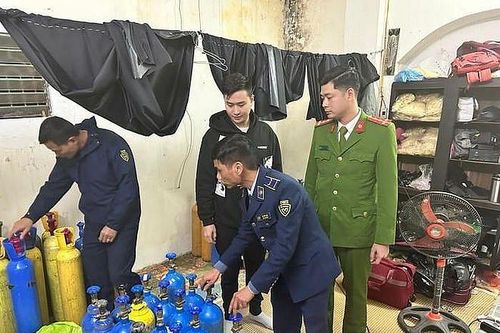 Hà Nội: Phát phát hiện số lượng lớn bình khí cười tại quận Thanh Xuân