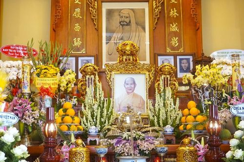 Trưởng lão Hòa thượng Thích Huệ Hưng, bậc Thầy và là Giới sư của nhiều thế hệ Tăng Ni
