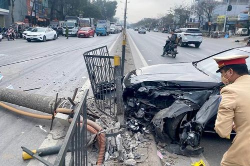 Lái xe đâm đổ cột đèn rồi quay ngang Quốc lộ 1A