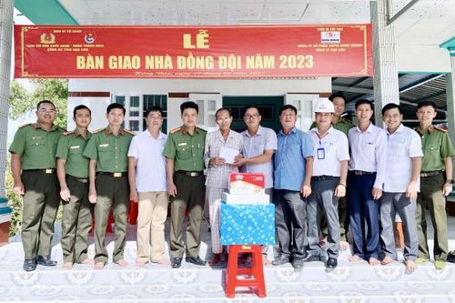 Tặng nhà tình nghĩa cán bộ, chiến sĩ hoàn cảnh khó khăn