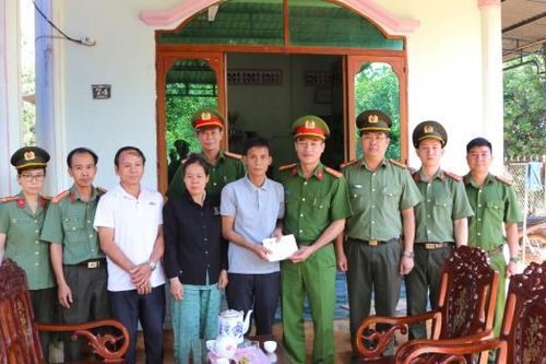 Hỗ trợ gia đình CBCS Công an hy sinh, bị thương khi làm nhiệm vụ
