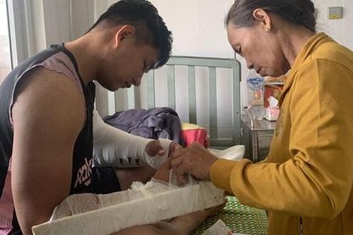 Một shipper bị vợ chồng khách hàng dùng tuýp sắt đánh gãy hai tay