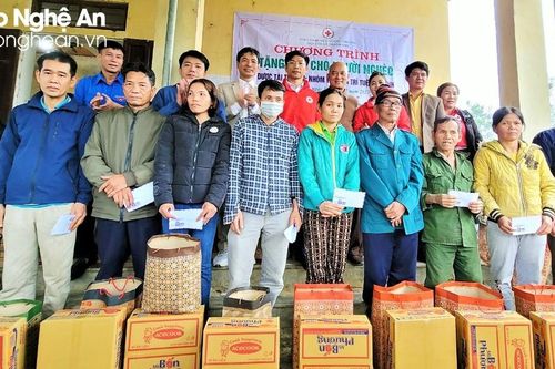 Trao 200 phần quà cho hộ nghèo ở huyện Thanh Chương