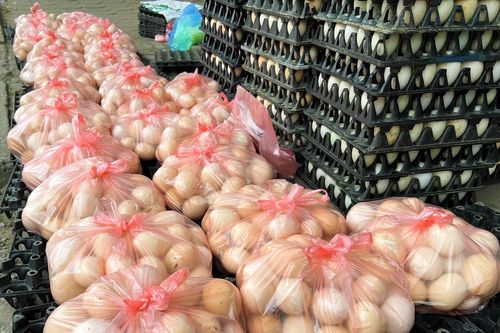 Giá trứng, gia cầm giảm mạnh tại các chợ truyền thống Hà Nội