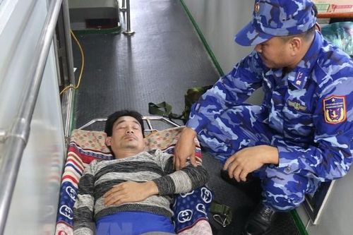 Quảng Trị: Cứu hộ kịp thời một ngư dân bị tai biến trên biển