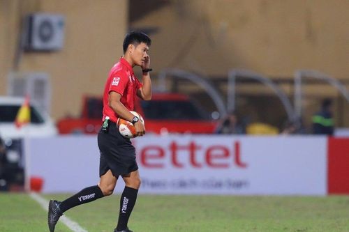 Trọng tài FIFA của V-League dính chấn thương khi đang làm nhiệm vụ