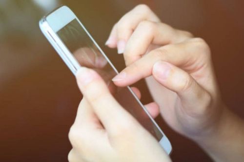 Dùng điện thoại rồi làm điều tưởng như vô hại, bé 15 tuổi nhập viện khẩn sau đó