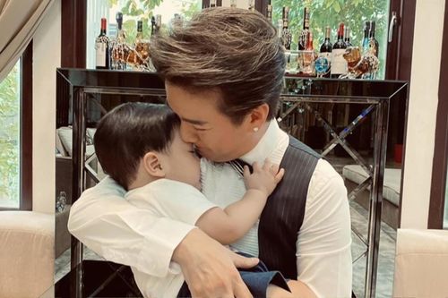 Quý tử nhà Đàm Vĩnh Hưng đích thân chọn đồ cho ba, nói một câu khiến nam ca sĩ 'tan chảy'