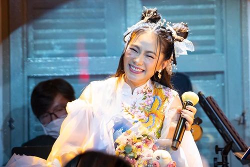 Lương Bích Hữu khiến dân mạng bồi hồi khi hát lại hit 'Quên cách yêu', nhưng biểu cảm sao lạ thế này?
