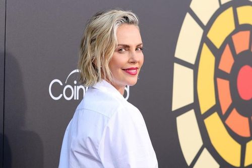 Thỉnh thoảng bỏ tắm và những thủ thuật làm đẹp của Charlize Theron