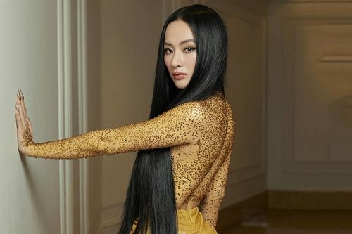 Angela Phương Trinh đính đá lên cơ thể