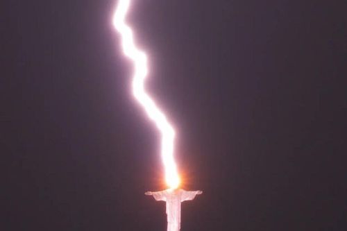 Đằng sau bức ảnh sét đánh tượng Chúa Jesus ở Brazil