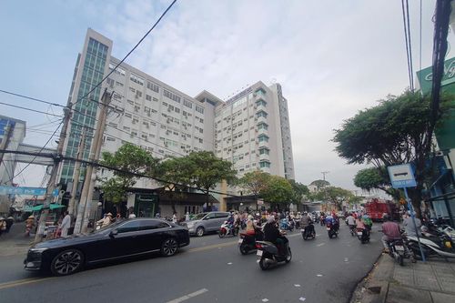 Kiên Giang: Giải cứu thanh niên leo lan can bệnh viện nghi ngáo đá