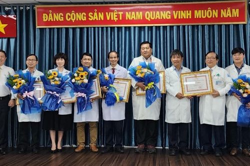 Trao tặng bằng khen cho 6 tập thể cứu sống bệnh nhi bị viêm cơ tim tối cấp