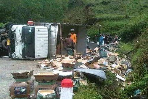 Hai anh em ruột điều khiển hai xe tải va chạm nhau và cùng lật xuống đèo Vi Ô Lắc