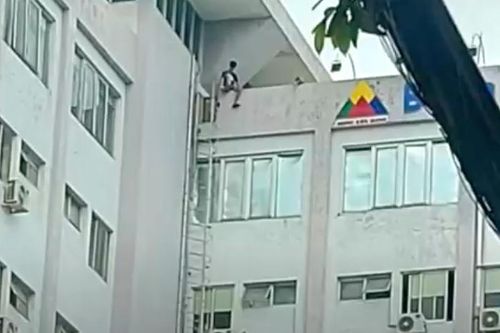Kinh hãi cảnh thanh niên nghi ngáo đá, ngồi vắt vẻo trên nóc bệnh viện ở Rạch Giá