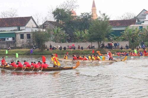 Hàng nghìn người theo dõi giải đua thuyền rồng trên hồ Diệu Ốc