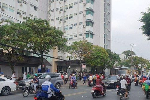 Giải cứu thanh niên nghi ngáo đá ngồi trên lan can sân thượng