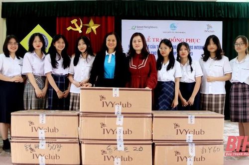 Hội LHPN tỉnh trao tặng quần áo, đồng phục cho học sinh Trường THPT Hàm Rồng