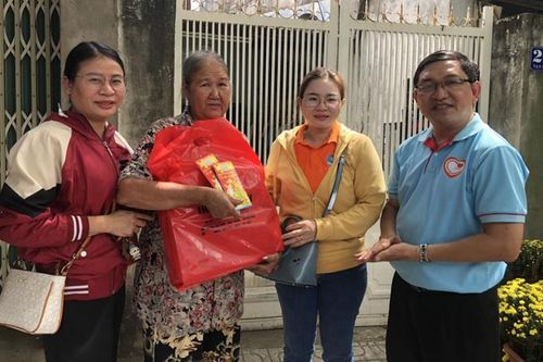 Trao 15 suất quà cho phụ nữ, trẻ em có hoàn cảnh khó khăn