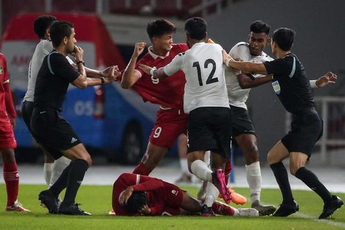 Cầu thủ bị đấm gục, trận giao hữu của U20 Indonesia biến thành sàn võ MMA