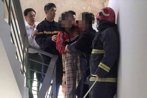 Bé gái 11 tuổi trèo ra ngoài ban công chung cư được cảnh sát cứu thoát