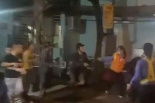 Nhóm thanh niên hành hung hai nữ nhân viên gác chắn đường sắt