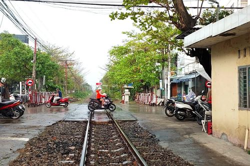 Nữ nhân viên gác chắn tàu ở Đà Nẵng kể phút bị nhóm người hành hung