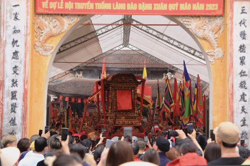 Hưng Yên: Người dân tưng bừng mở hội rước kiệu Đào Nương