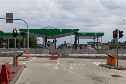 Ba Lan tạm thời đóng cửa khẩu lưu thông hàng hóa cuối cùng với Belarus