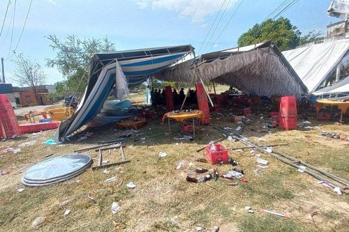 Bình Thuận: Lốc xoáy thổi bay rạp đám cưới, nhiều người bị thương