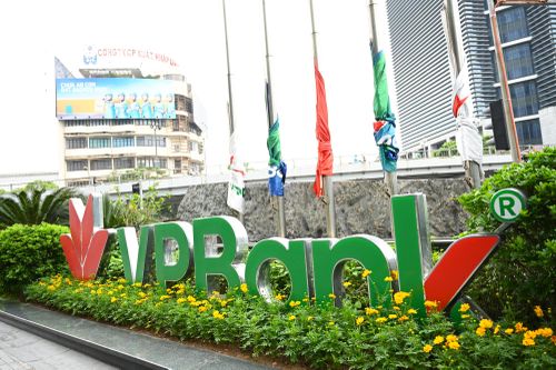 Cổ đông nội bộ VPBank lần lượt bán ra lượng lớn cổ phiếu VPB