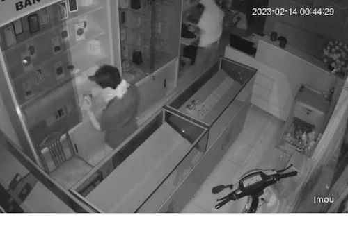 'Trộm nhí' đột nhập cửa hàng nẫng 40 điện thoại di động